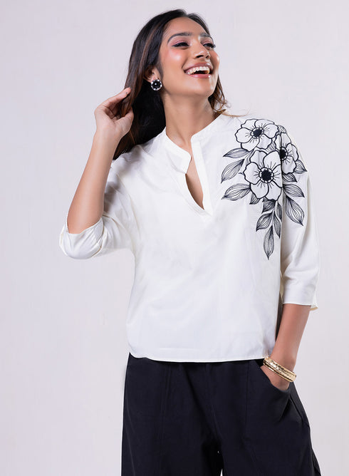 Mandarine Collar Side Embroidered Top
