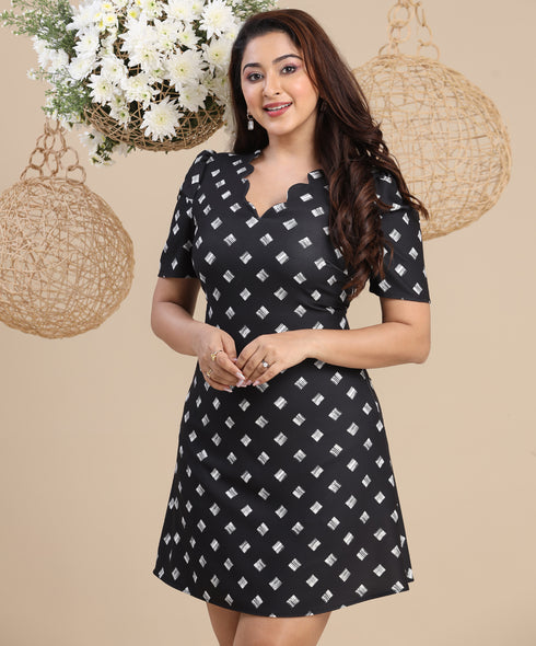 Puffed Sleeve Scalloped Shift Black Dress